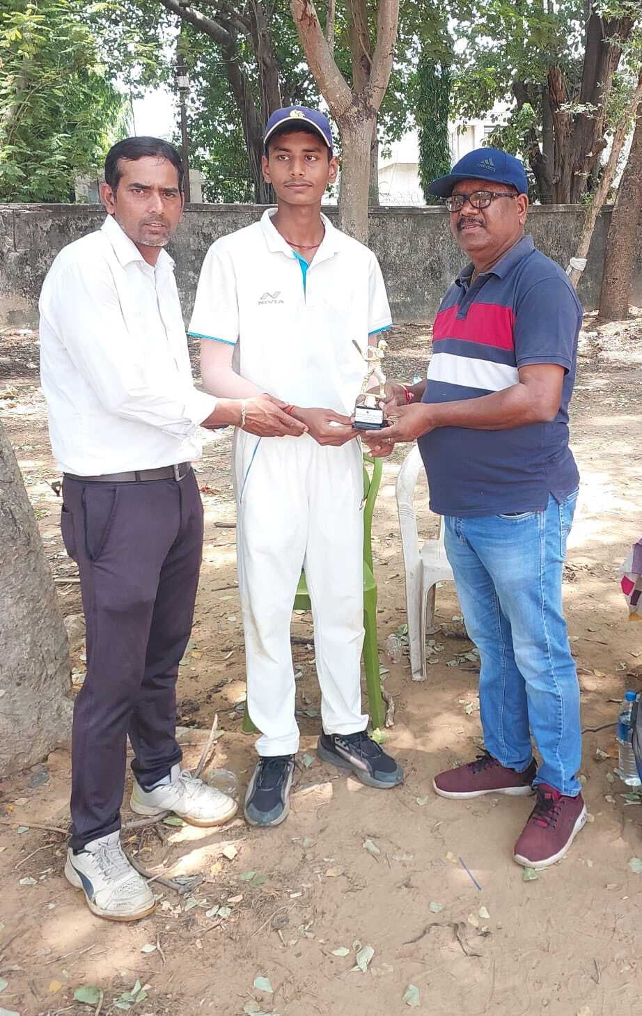 चिरंजीत की फिरकी में फंसी फ्रेंड्स की टीम, विकास सीसी फाइनल में