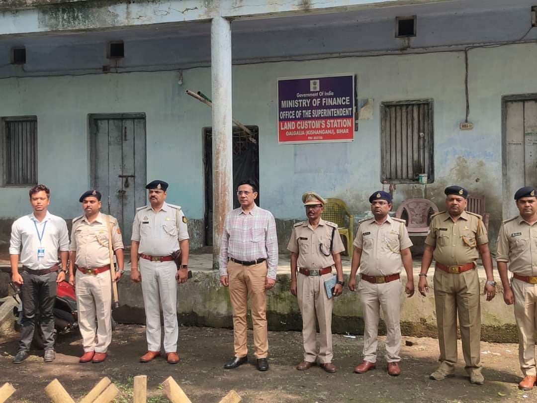 कस्टम आयुक्त ने इंडो-नेपाल सीमा स्थित गलगलिया व भातगांव चेक पोस्ट का किया निरीक्षण