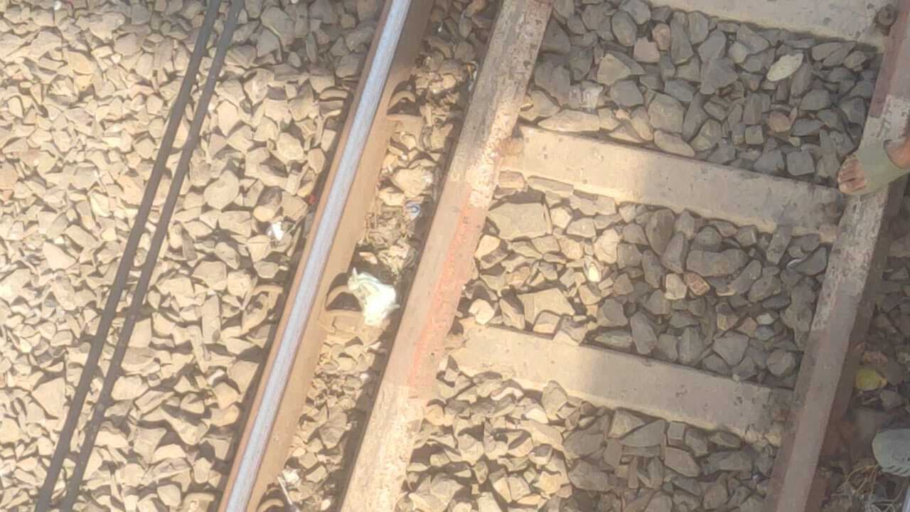 कटारी रेलवे ओवरब्रिज के पास ट्रेन की चपेट में आने से दो बच्चियों की मौत