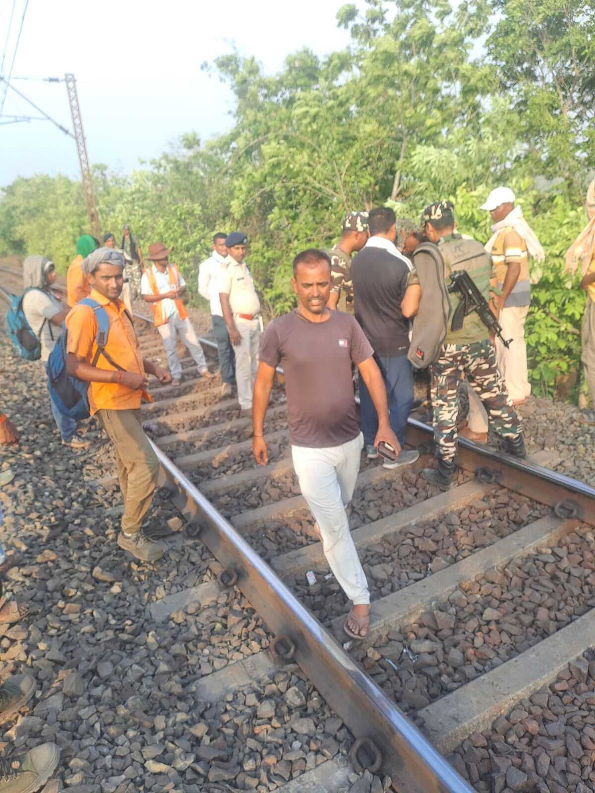 बंसकटवा-यदुग्राम अप लाइन पर मिला केन बम, तीन घंटे तक रोका गया ट्रेन परिचालन