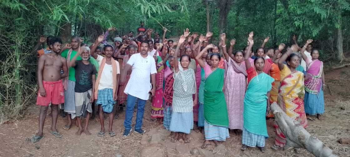 पक्की सड़क व आंगनबाड़ी केंद्र की मांग को लेकर आमझारी के ग्रामीणों ने किया प्रदर्शन