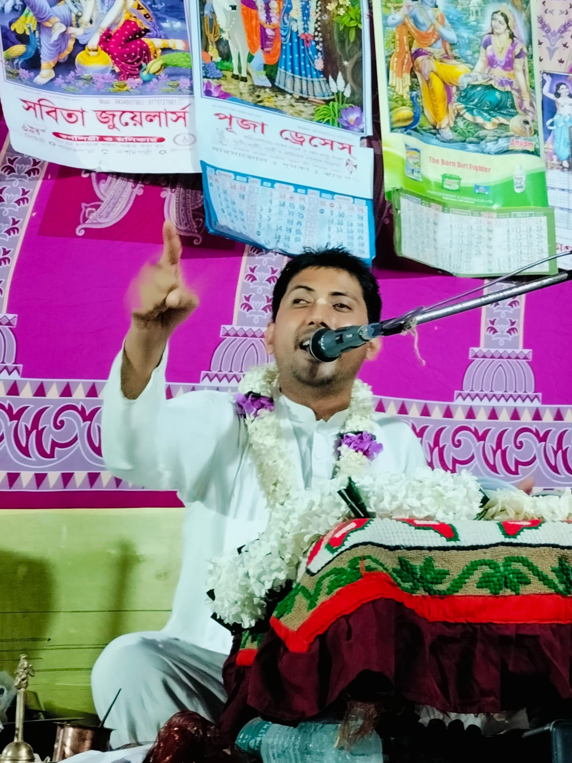 प्रथम गुरु होते हैं माता-पिता, बच्चों को दें स्वधर्म की शिक्षा