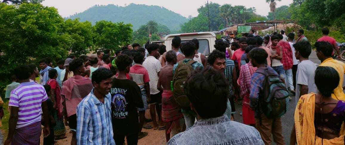 ट्रेलर चालक से रंगदारी मांग रहे दो युवकों को ग्रामीणों ने किया पुलिस के हवाले