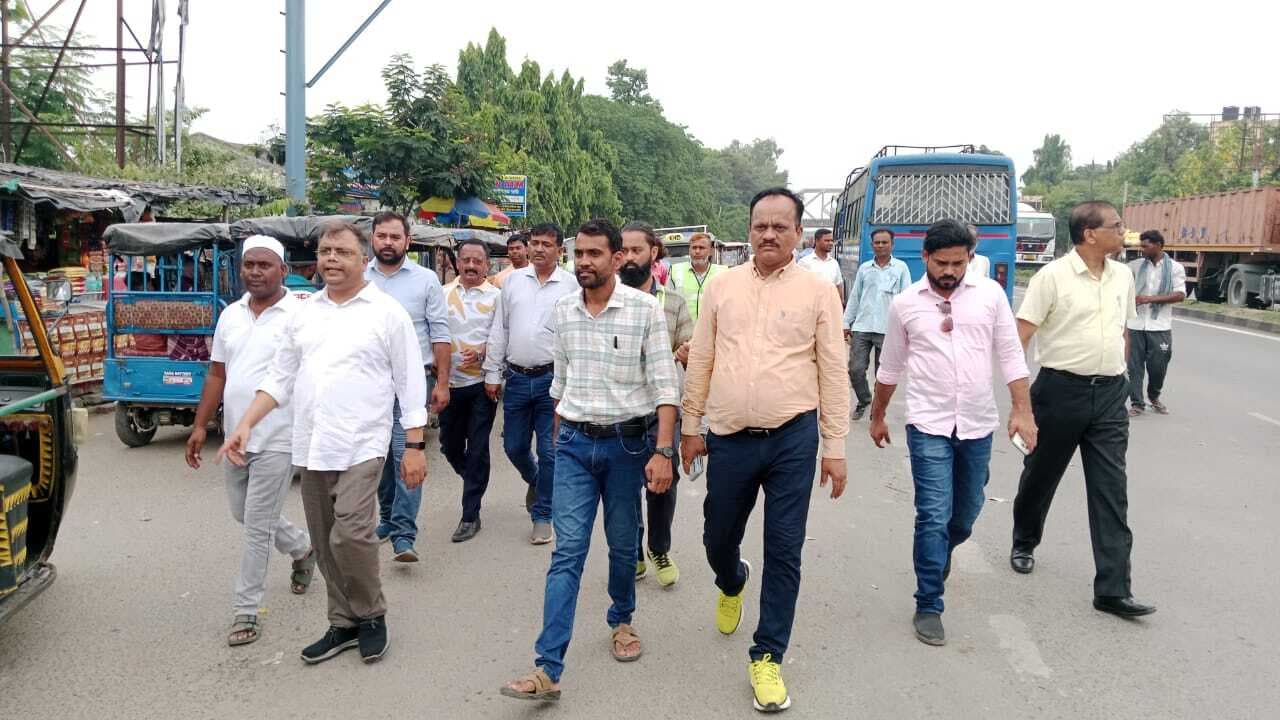 कुंवर सिह बस टर्मिनल के समीप फुट ओवरब्रिज के निर्माण को मिली हरी झंडी, अधिकारियों ने किया स्थल का निरीक्षण
