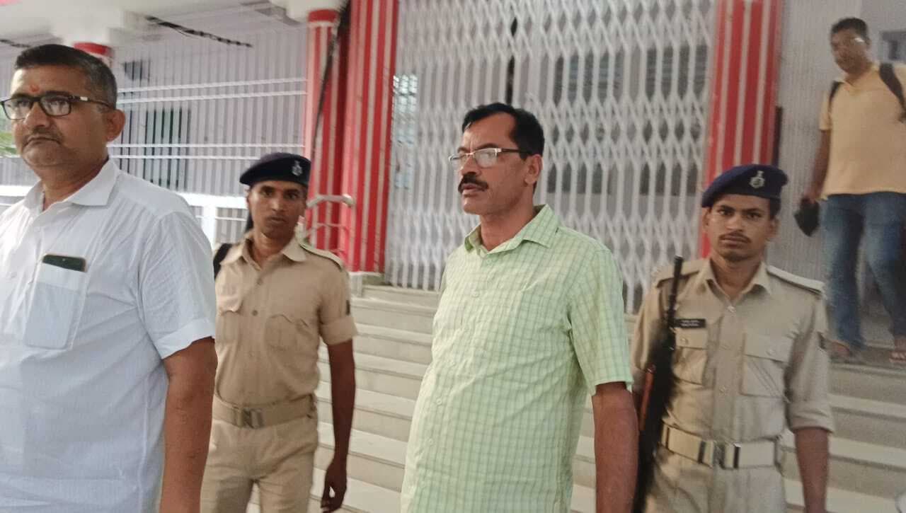 बेगूसराय में रिश्वत लेते गिरफ्तार दारोगा को भागलपुर विजिलेंस कोर्ट में किया पेश, भेजा गया जेल