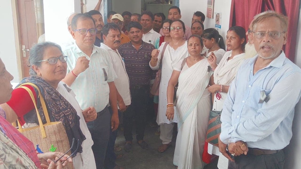 स्वास्थ्यकर्मियाें ने काला बिल्ला लगा जताया विरोध