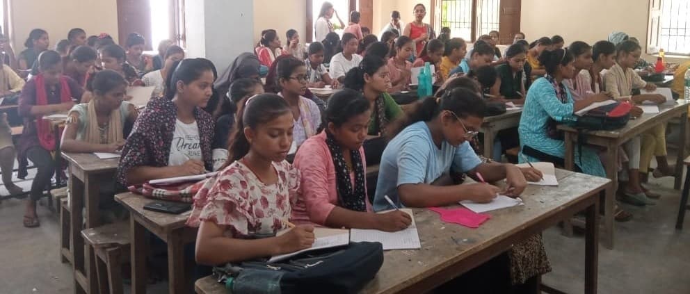 आज के समय में शीर्ष पर है ब्यूटीशियन की मांग