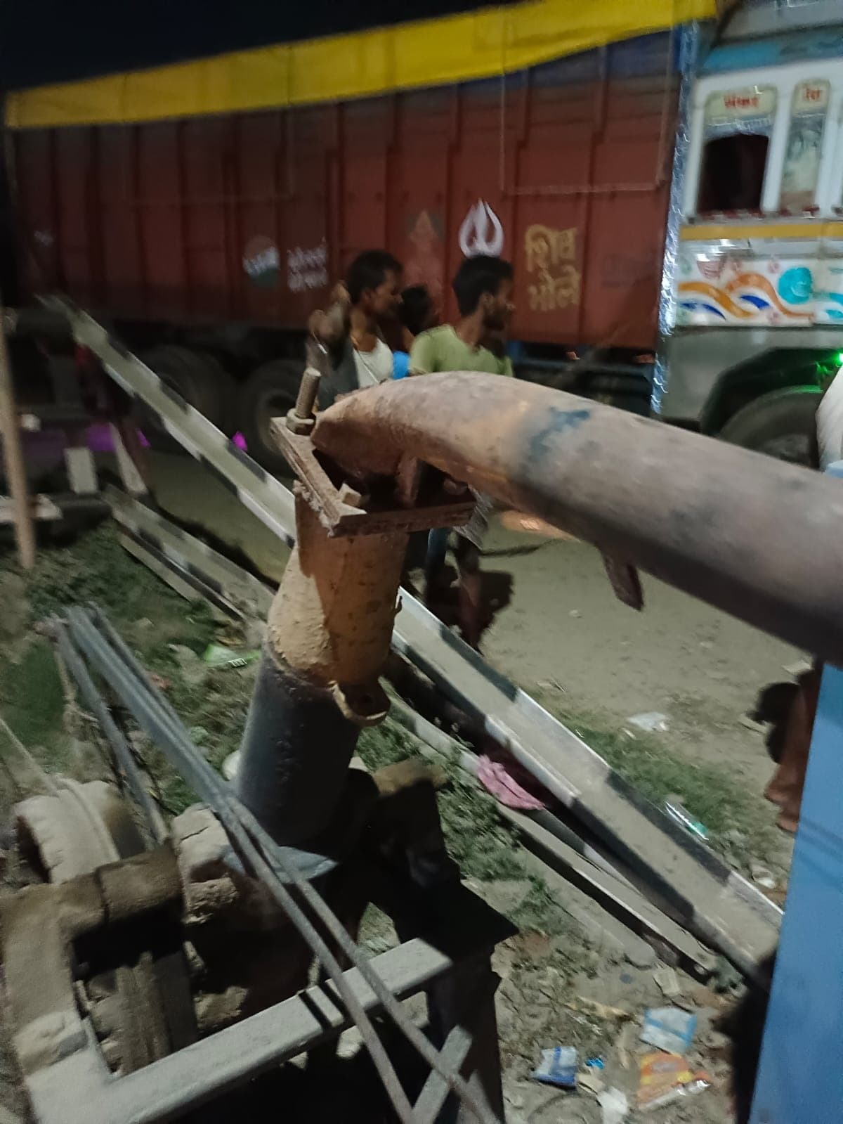 बस की टक्कर से मुक्तापुर में बूमर क्षतिग्रस्त