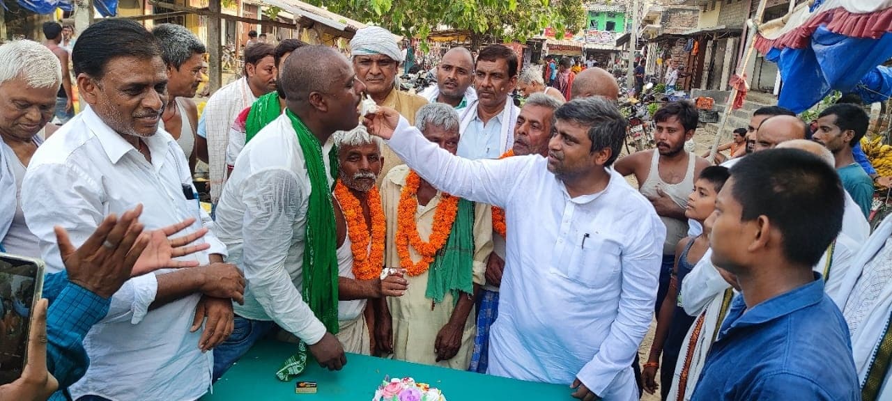 पूर्व सीएम लालू प्रसाद यादव का जन्मदिन मनाया