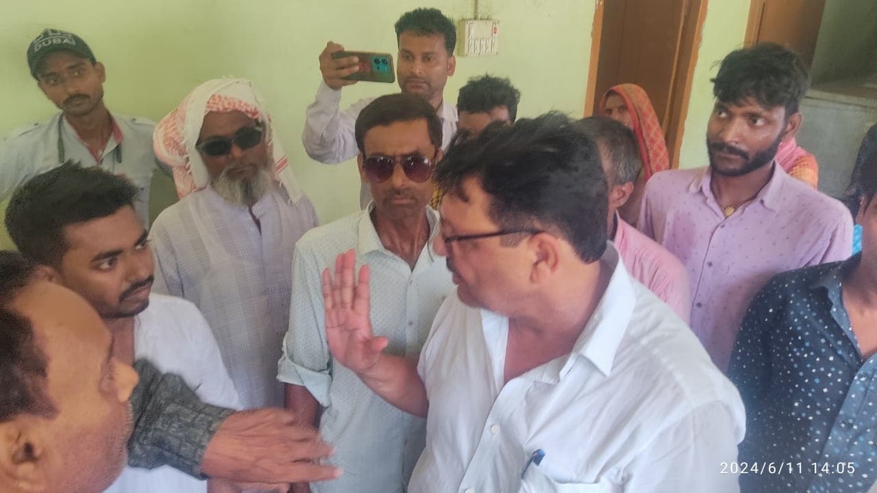 निरीक्षण के दौरान अवैध व्यक्ति को काम करते देख लगायी फटकार