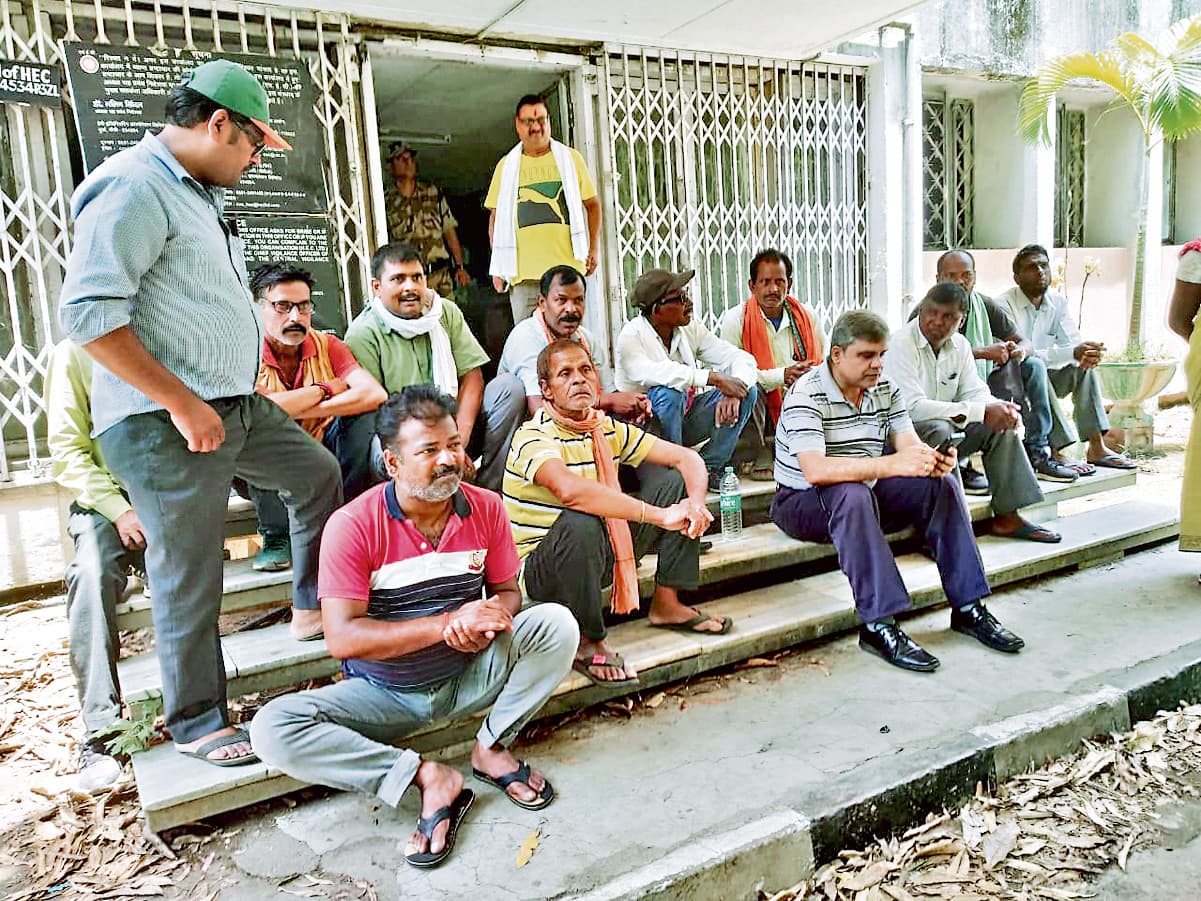 एचइसी के सप्लाई कर्मियों ने निदेशक व महाप्रबंधक को कार्यालय से निकाला