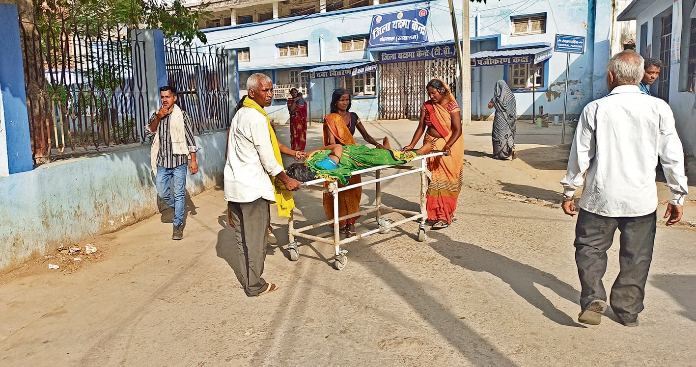 200 मीटर की दूरी स्ट्रेचर पर तय करते हैं मरीज, बढ़ता है मर्ज