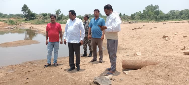 20 सूत्री उपाध्यक्ष ने कारो नदी व जलापूर्ति योजना का किया निरीक्षण