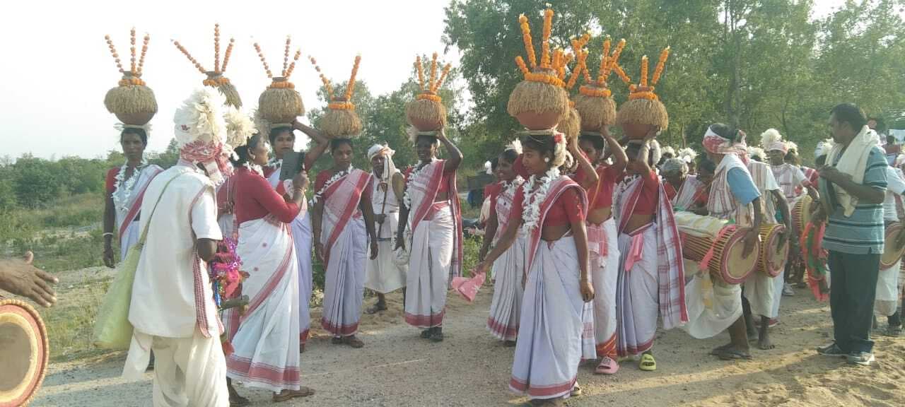 कांटी हापू टोंगरी में होरो पड़हा जतरा में जुटे ग्रामीण