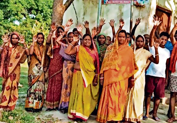 पेयजल के लिए महुआ में ग्रामीणों ने किया प्रदर्शन, दी चेतावनी