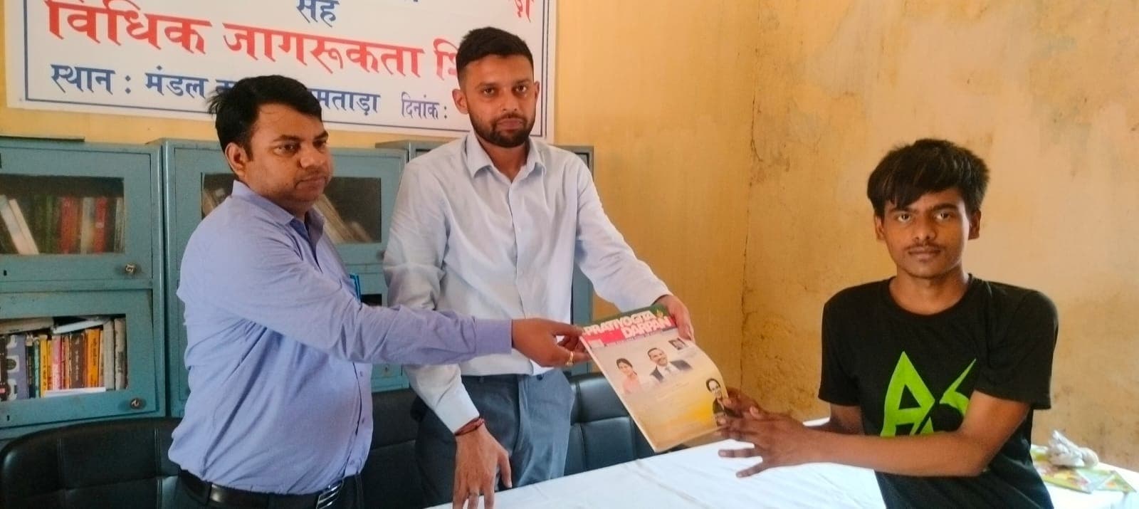 पीडीजे ने कैदियों को उपलब्ध करायी सिलाई मशीन व किताबें