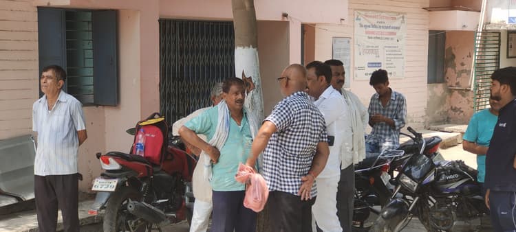 अमन ही चला रहा था कार