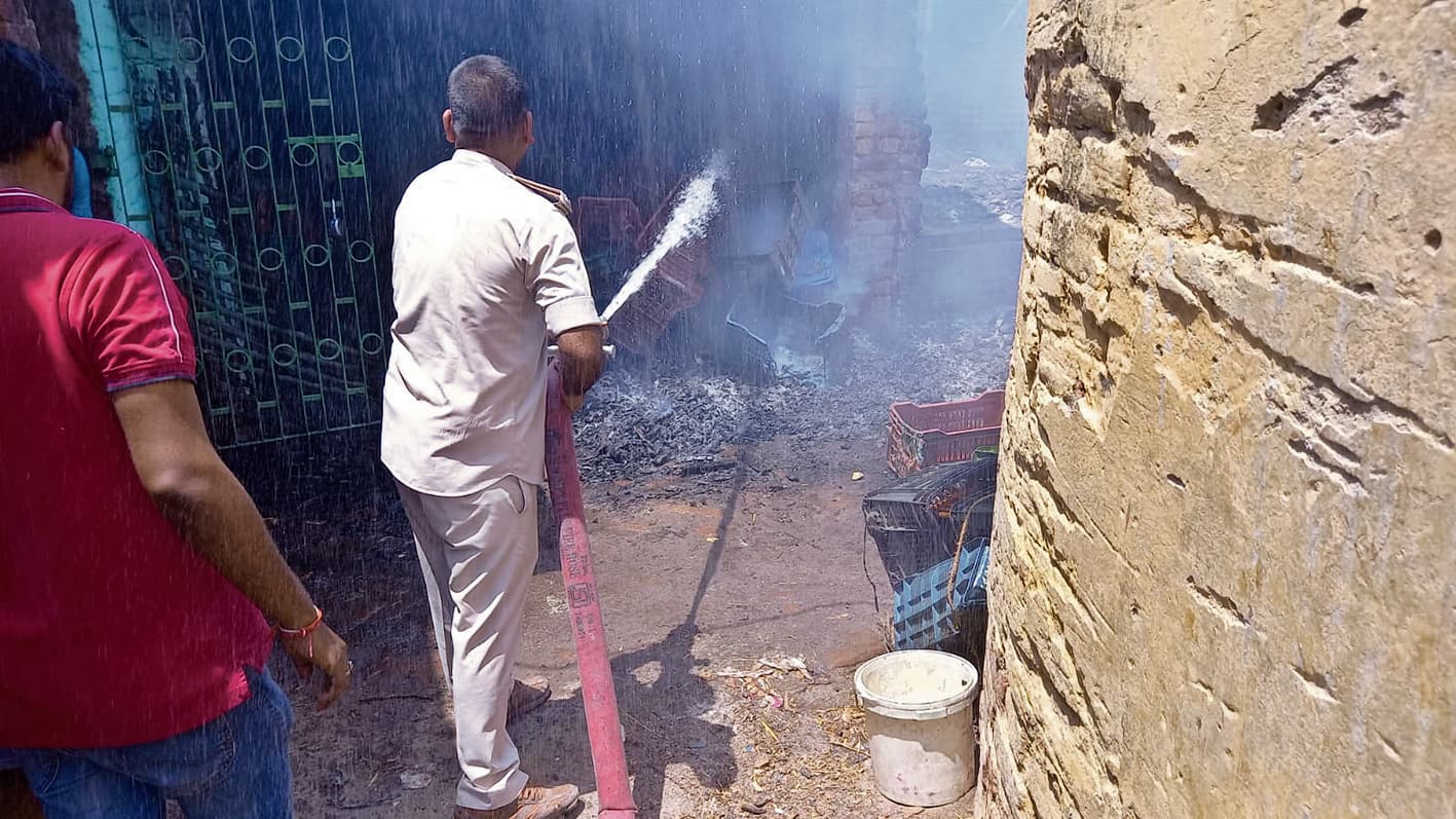 फल दुकान में लगी आग, 4.50 लाख का नुकसान