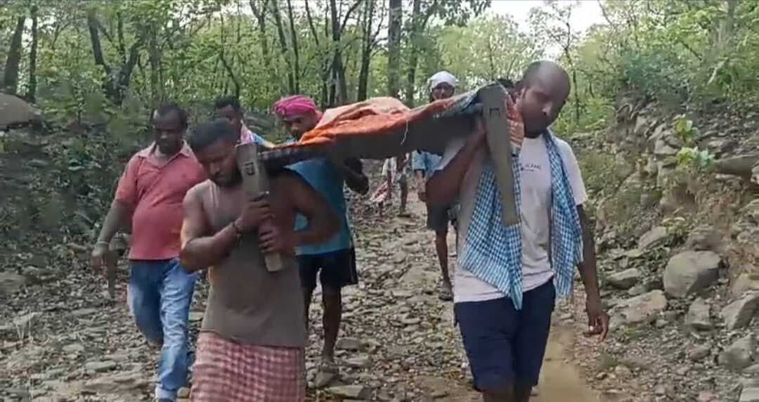 सड़क न होने से गांव नहीं आयी गाड़ी, मरीज की रास्ते में ही चली गयी जान