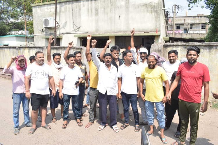 झरिया का ट्रांसफॉर्मर जला, आक्रोशित लोगों ने विद्युत कार्यालय में किया हंगामा