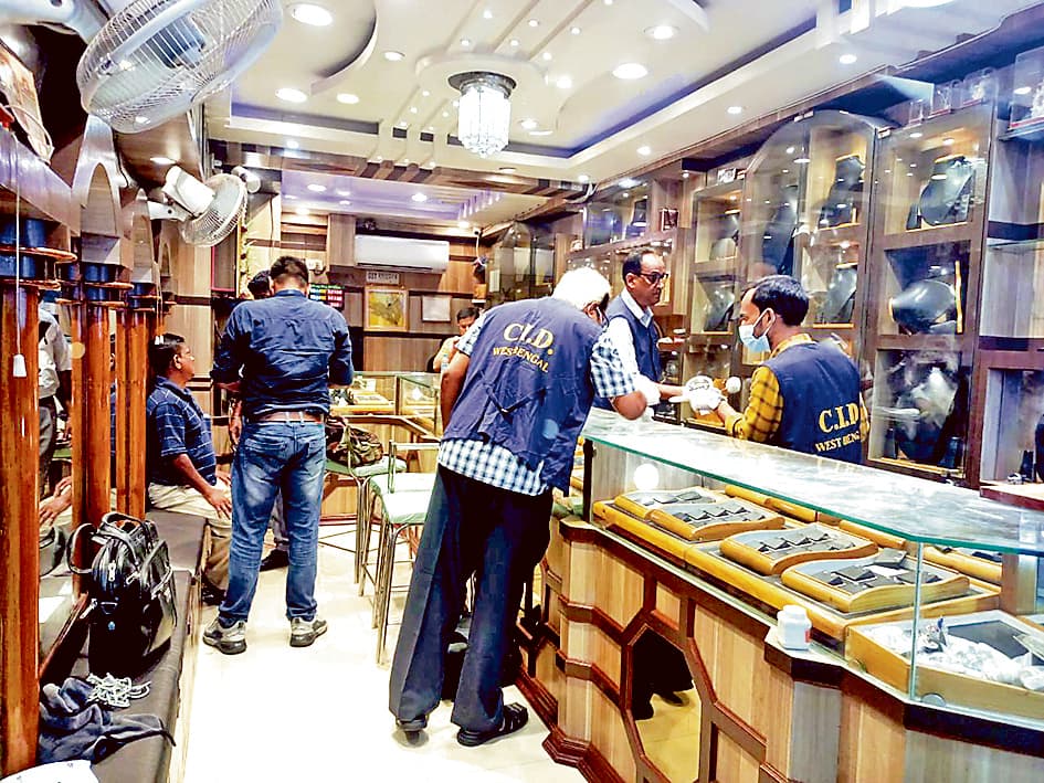 आभूषण की दुकान में दिनदहाड़े हुई लूट, लुटेरों ने की फायरिंग भी