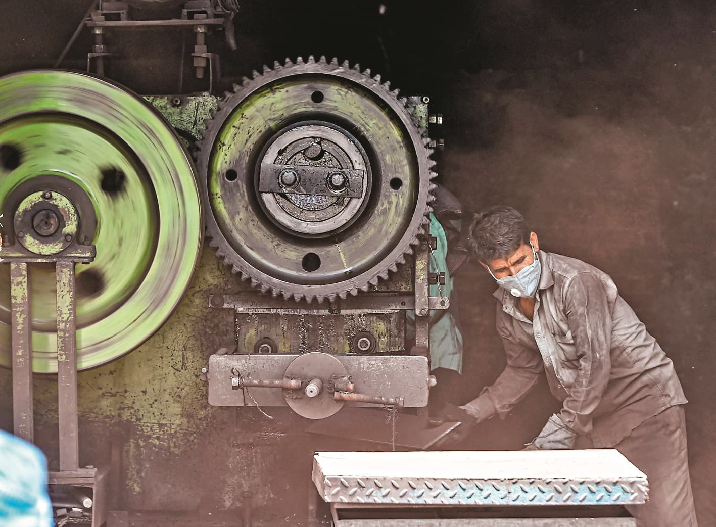 बिजली की कमी नहीं, फिर भी कटौती, राज्य के उद्योग संकट में