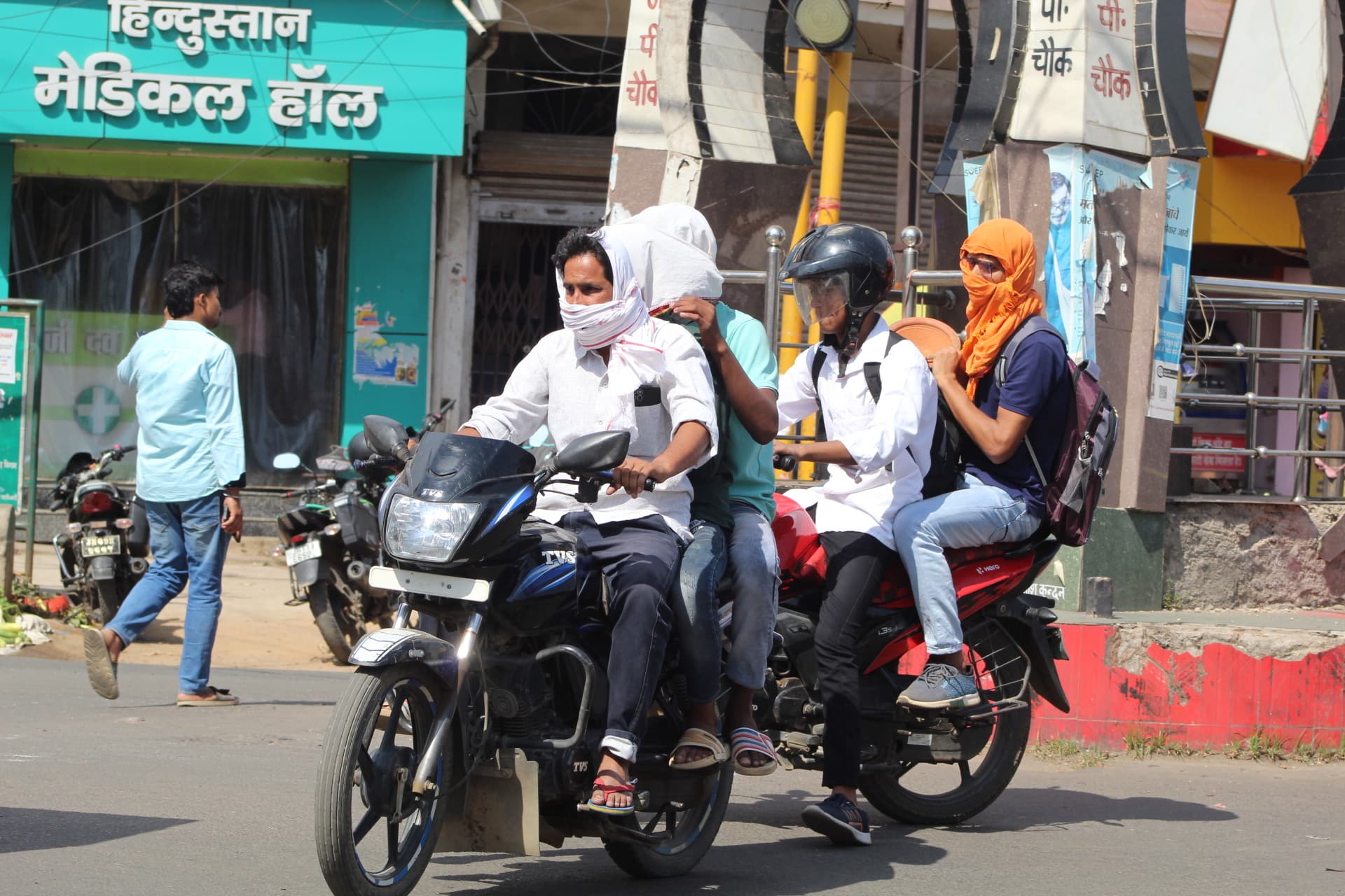 चेहरे को झुलसा रही धूप, गर्मी से छूट रहे पसीने