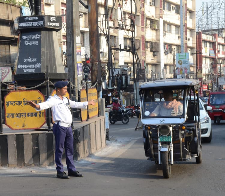 कड़ी धूप और भीषण गर्मी से परेशान है ट्रैफिक पुलिस