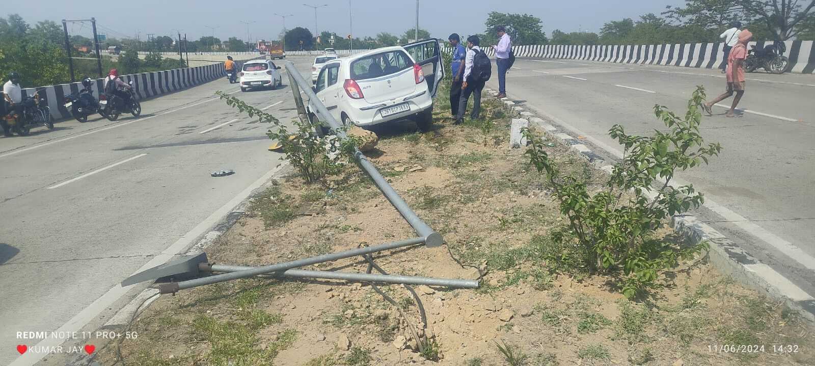 अनयंत्रित कार डिवाइडर पर चढ़ी, क्षतिग्रस्त, चालक बाल-बाल बचा