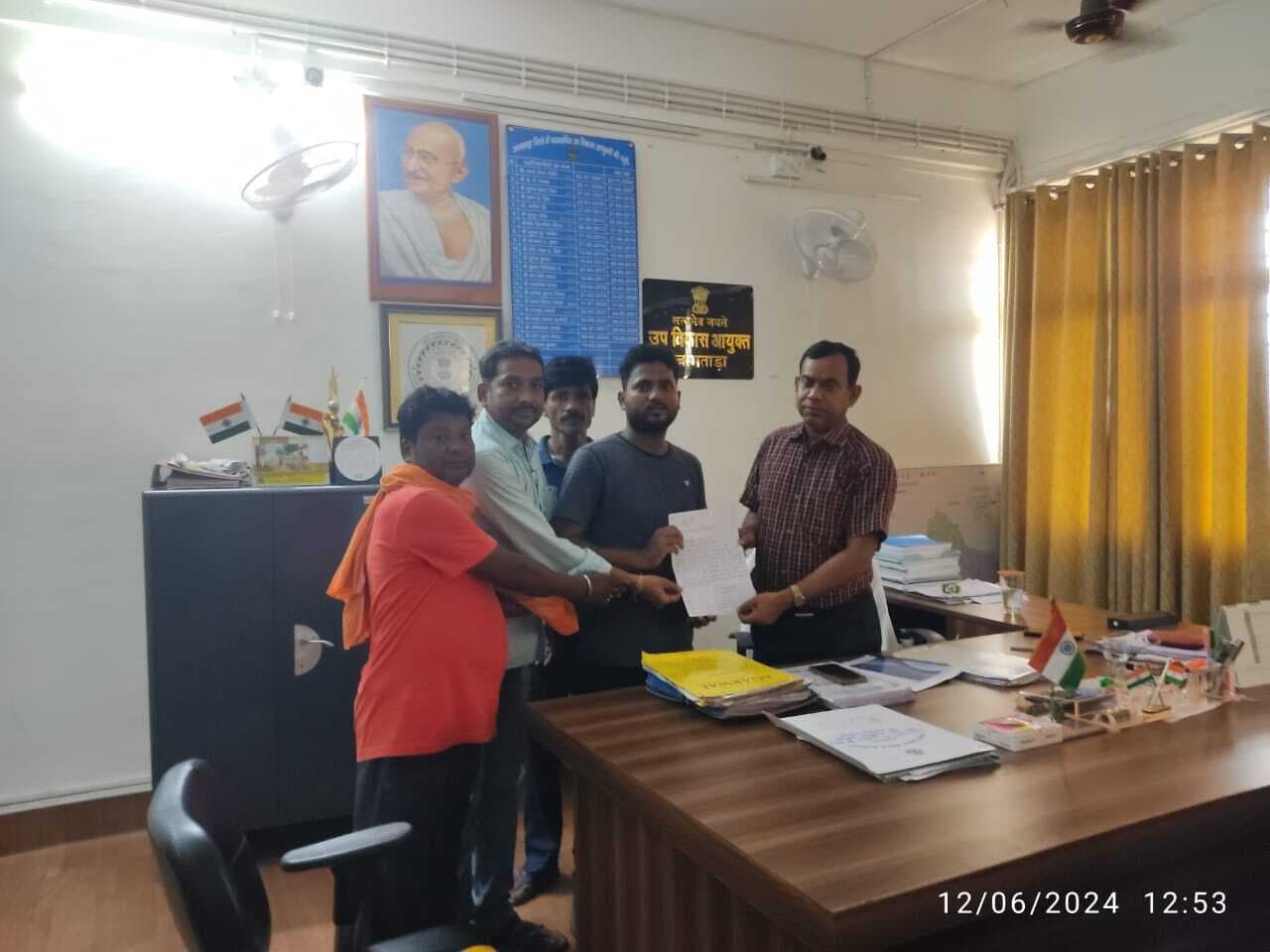 उत्कृष्ट विद्यालय में नामांकन के लिए डीडीसी से मिले छात्र नेता