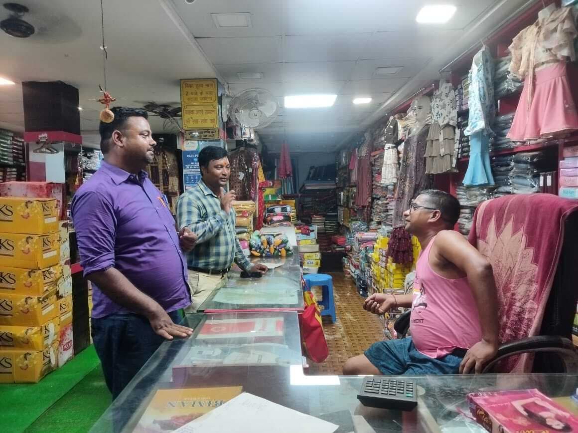 बाल श्रम निषेध दिवस पर दुकानदारों के बीच जागरूकता अभियान