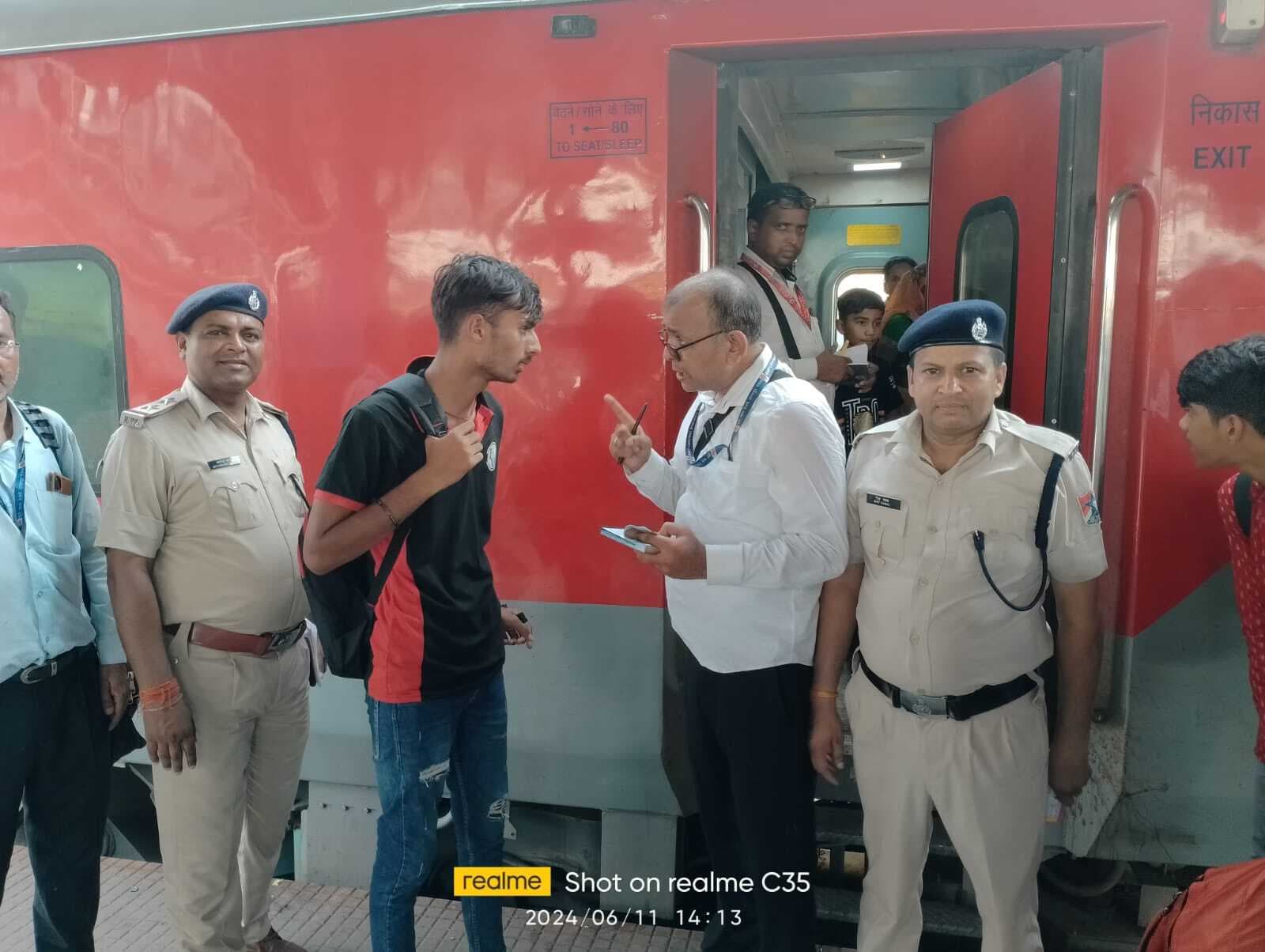 एसी बोगियों में अनधिकृत यात्रा करनेवाले यात्रियों पर रहेगी नजर