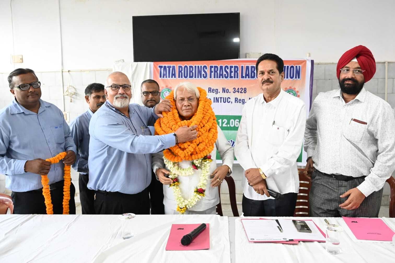 राकेश्वर पांडेय नौवीं बार टीआरएफ लेबर यूनियन के निर्विरोध अध्यक्ष चुने गये