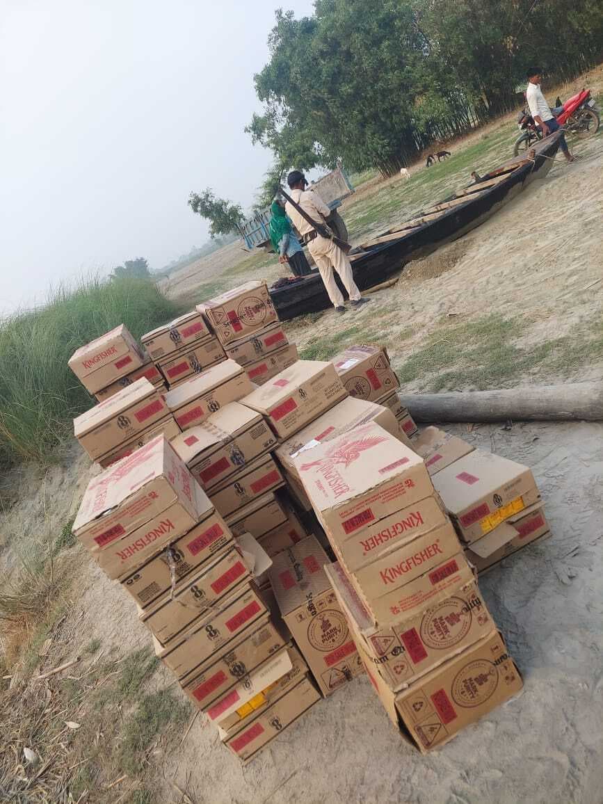 3468 बोतल अंग्रेजी शराब के साथ नाव जब्त, तस्कर फरार