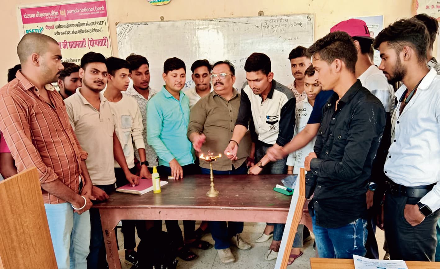 युवाओं के लिए 30 दिवसीय मोबाइल रिपेयरिंग प्रशिक्षण का हुआ शुभारंभ