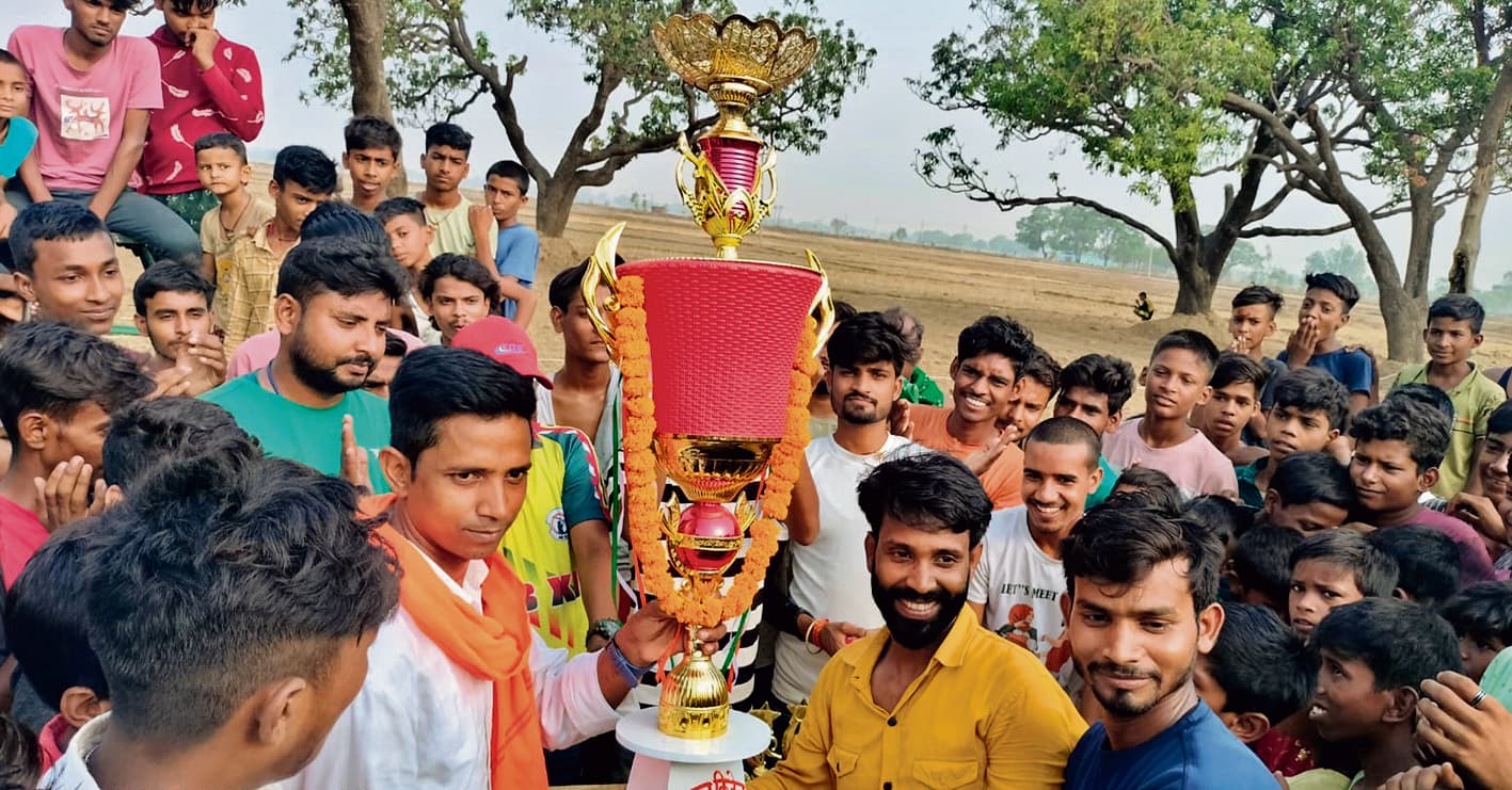 बारुन नाइट क्रिकेट ट्राॅफी पर सोनू निगम किंग्स इलेवन ने जमाया कब्जा