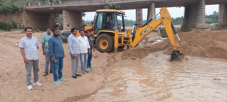 कारो नदी पर बनाया गया बांध