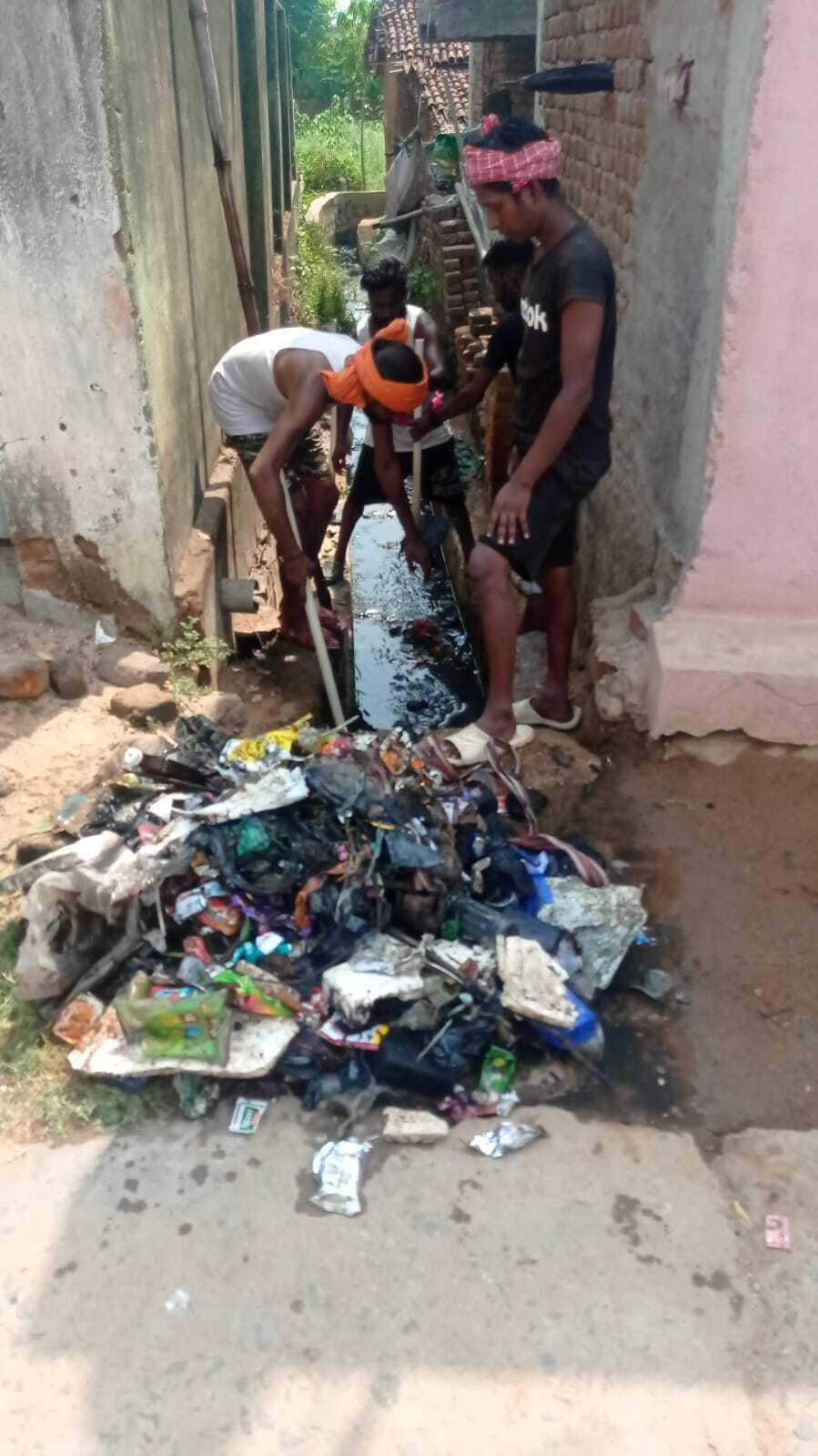 मधुपुर शहरी क्षेत्र में नहीं हो पायी है नालों की सफाई, कई जगह सड़कों पर जलजमाव से परेशानी