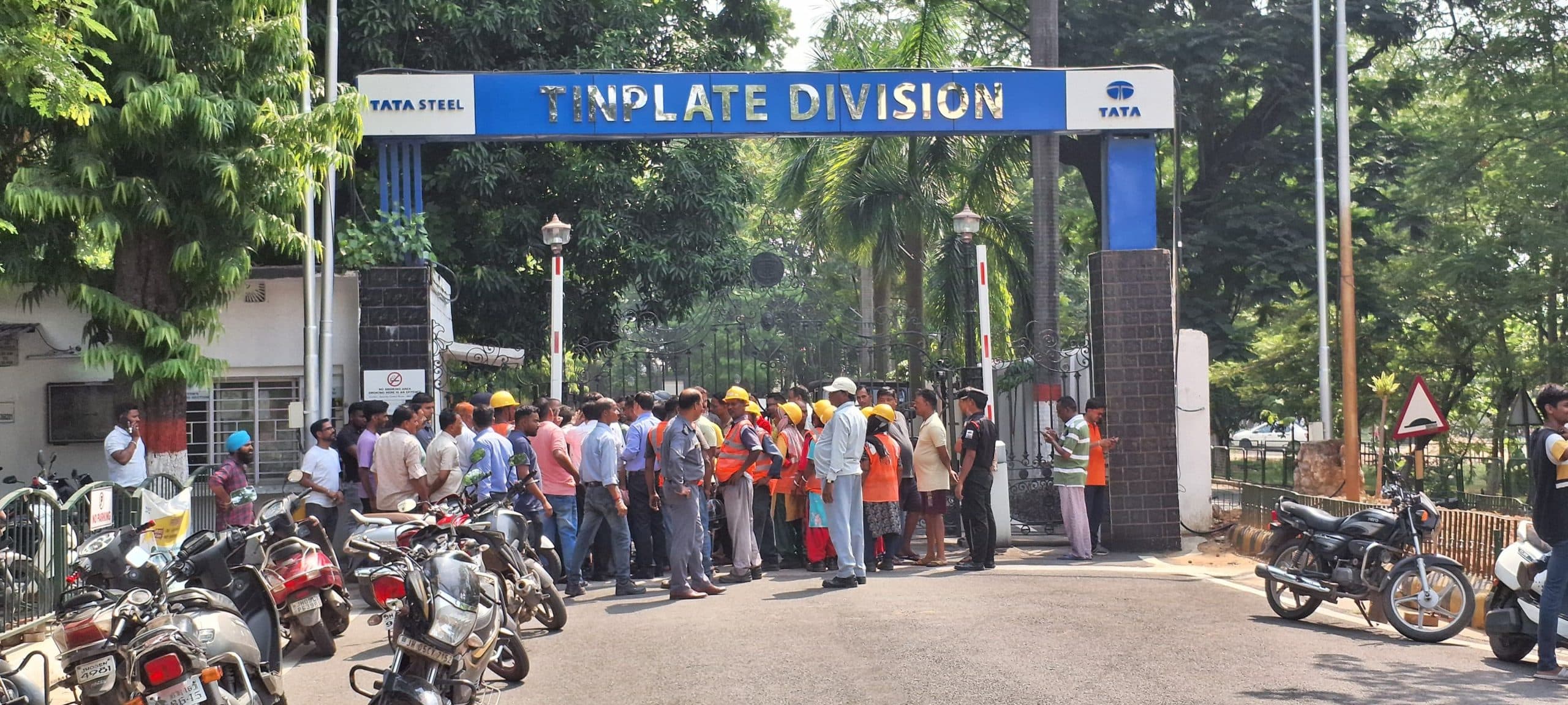 भीषण गर्मी में बिजली कटौती से उबले लोग, टिनप्लेट डिवीजन गेट जाम