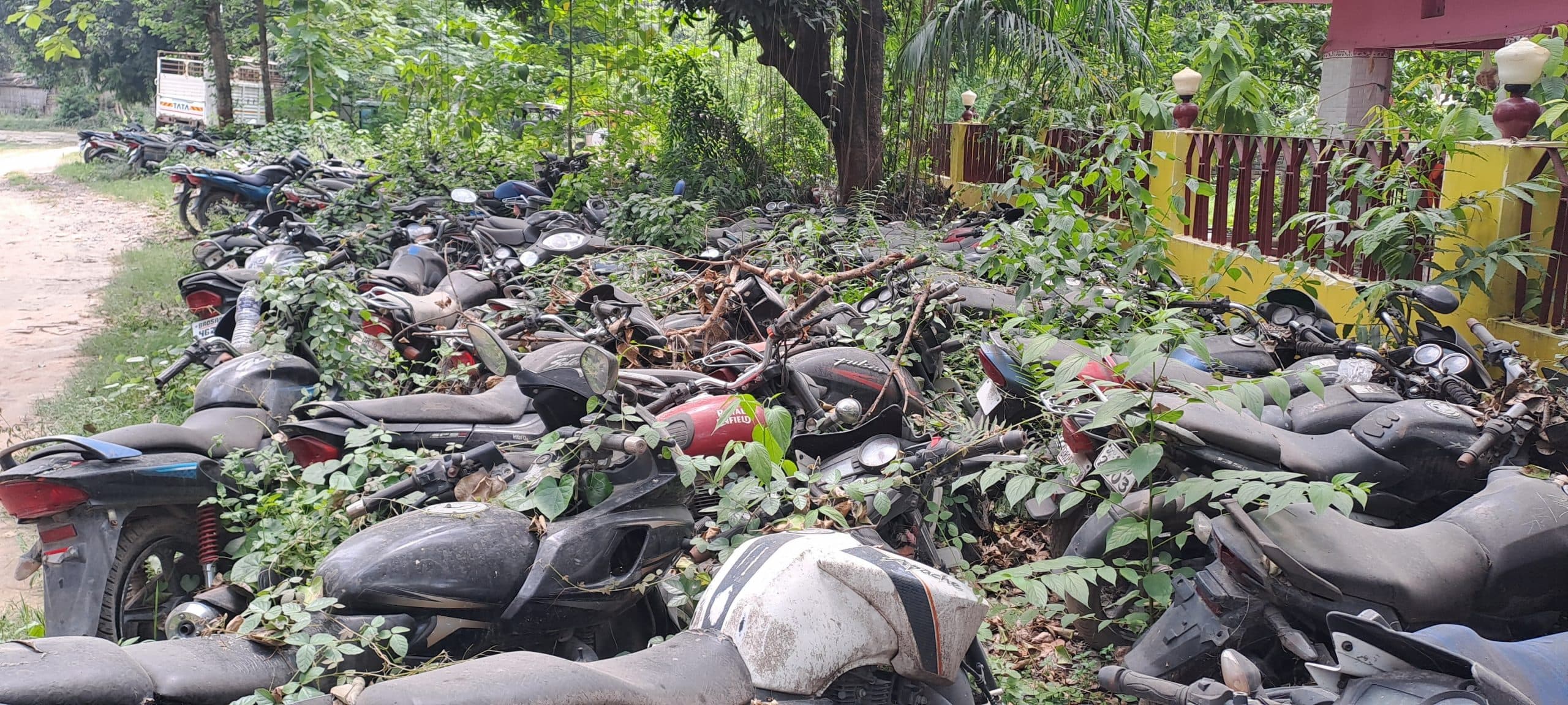 थानों में सड़ रही हजारों जब्त गाड़ियां,लाखों रूपये के बदले लोहा-टीना के भाव मिलेगी कीमत