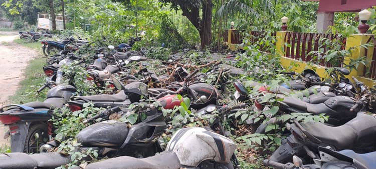 थानों में सड़ रही हजारों जब्त गाड़ियां,लाखों रूपये के बदले लोहा-टीना के भाव मिलेगी कीमत