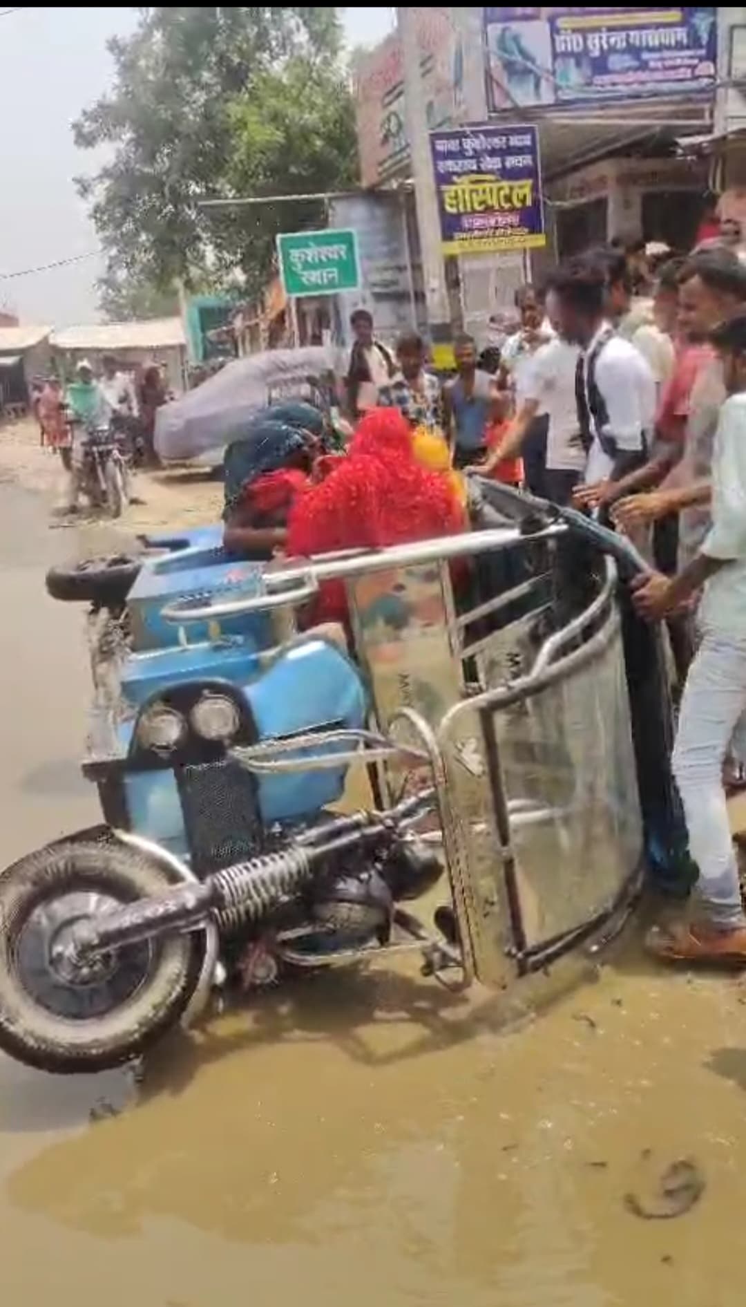 सड़क पर पसरा नाले का पानी, आये दिन हो जाता हादसा