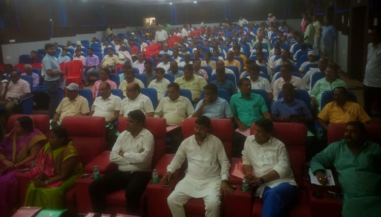 प्रशस्ति पत्र से सम्मानित किये गये स्वच्छता से जुड़े कर्मी