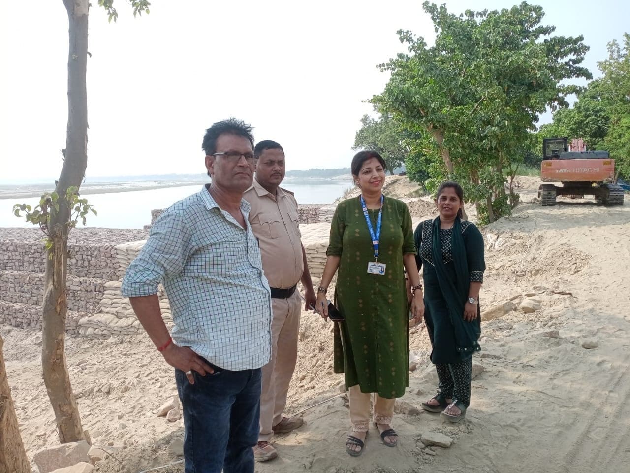 गंगा तटबंध का वरीय उपसमाहर्ता ने किया निरीक्षण