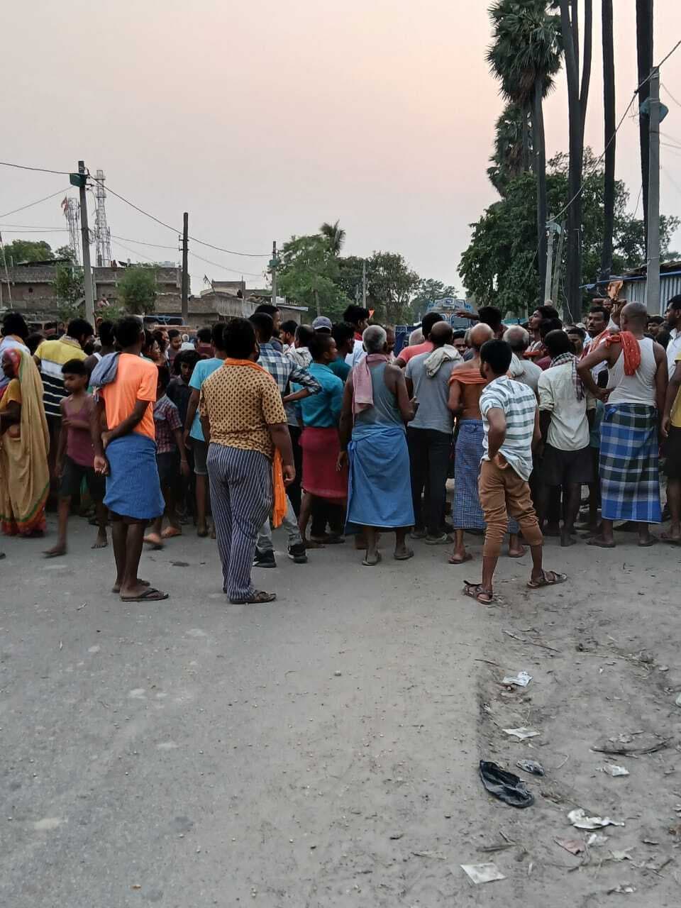 घर के पास बैठे युवक की गोली मार कर हत्या, ग्रामीणों ने जाम की सड़क