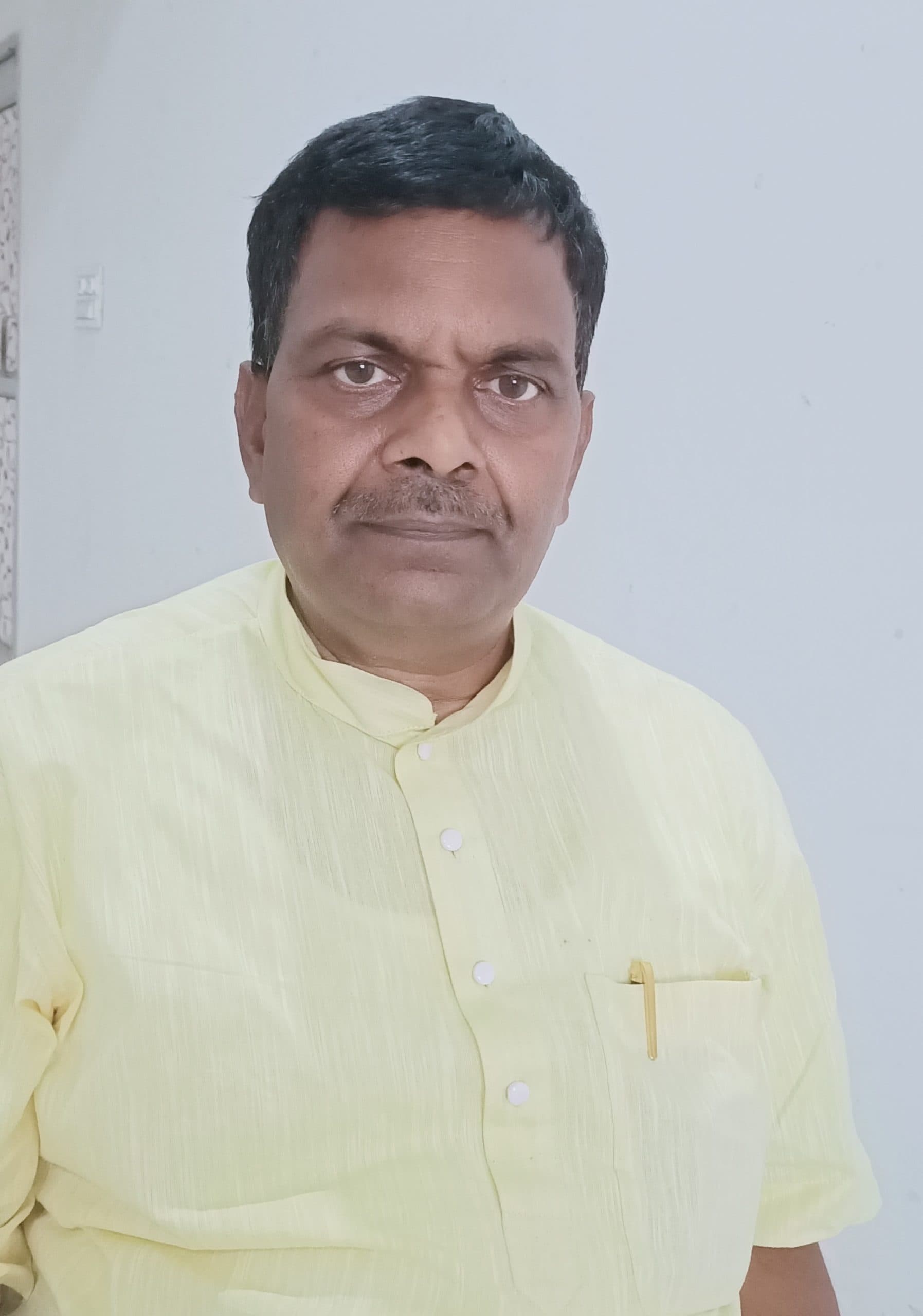 बिना सुरक्षाकर्मी के घूम रहे गोमिया विधायक डॉ लंबोदर