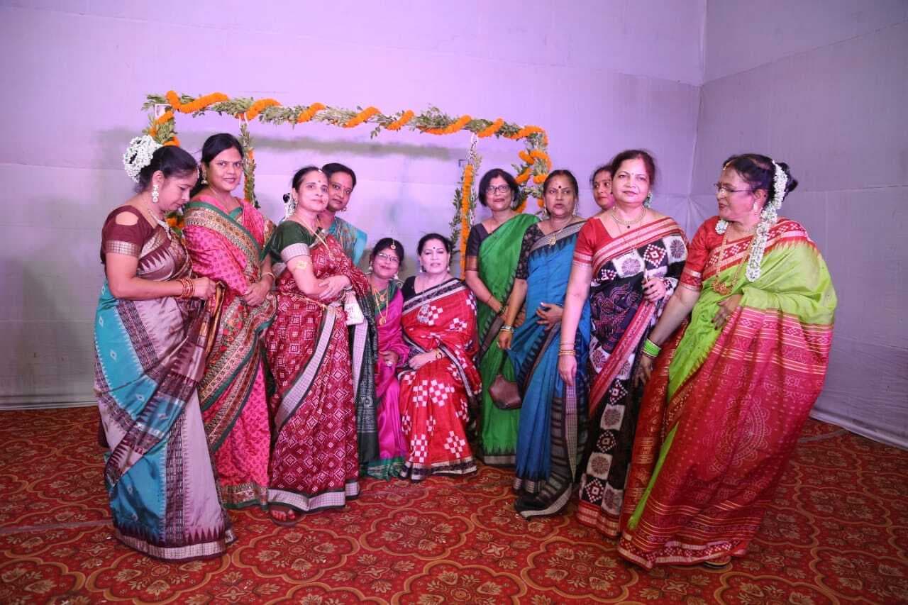 तोड़ दो परंपराओं की जंजीरों को, चलो मिल कर मनायें रजो...