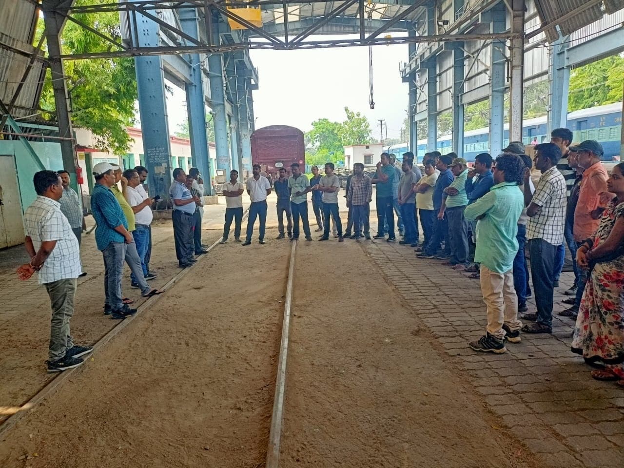 आवेदन के बाद भी कोच व वैगन विभाग के कर्मियों को नहीं मिला प्रेन किट