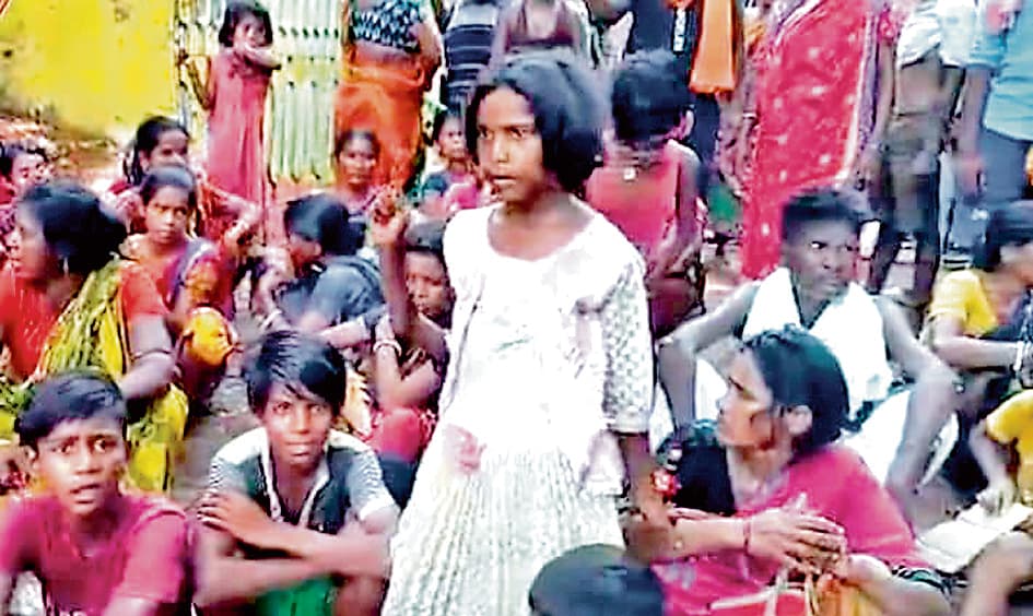 बर्दवान : पेड़ से फंदे के सहारे लटकी मिली तलाकशुदा महिला, लोगों ने घेरा थाना