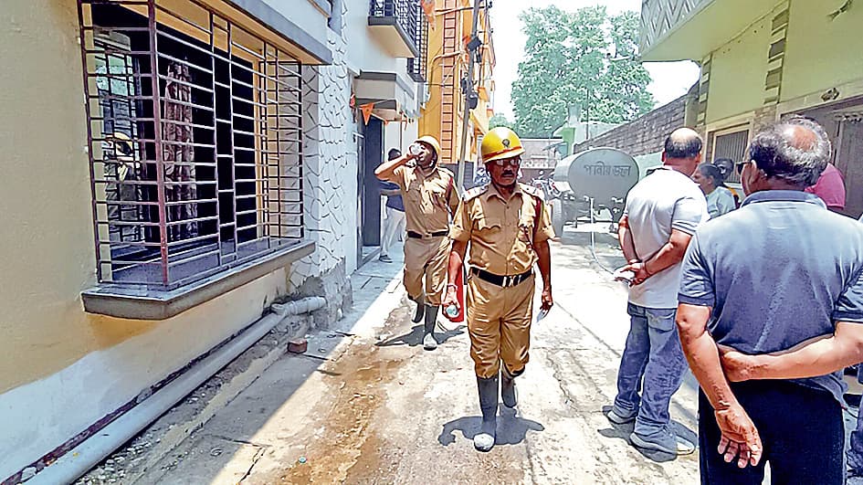 शॉर्ट सर्किट से घर की रसोई की चिमनी में लगी आग
